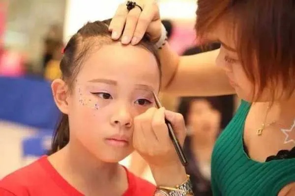 宝宝学校要求化妆 要求家长给孩子化妆