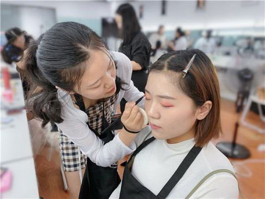 学技术化妆女孩 女孩子学化妆好就业吗