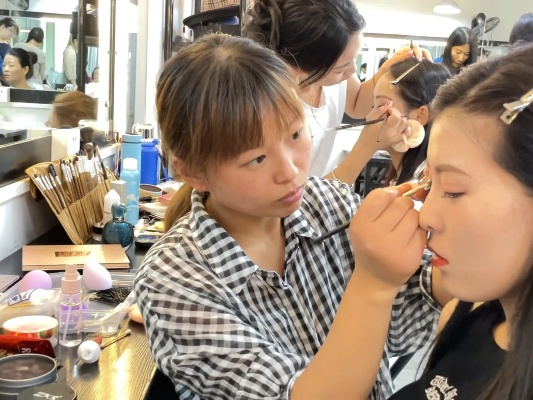 去学校学习化妆 从学校学化妆出来可以找到工作吗?